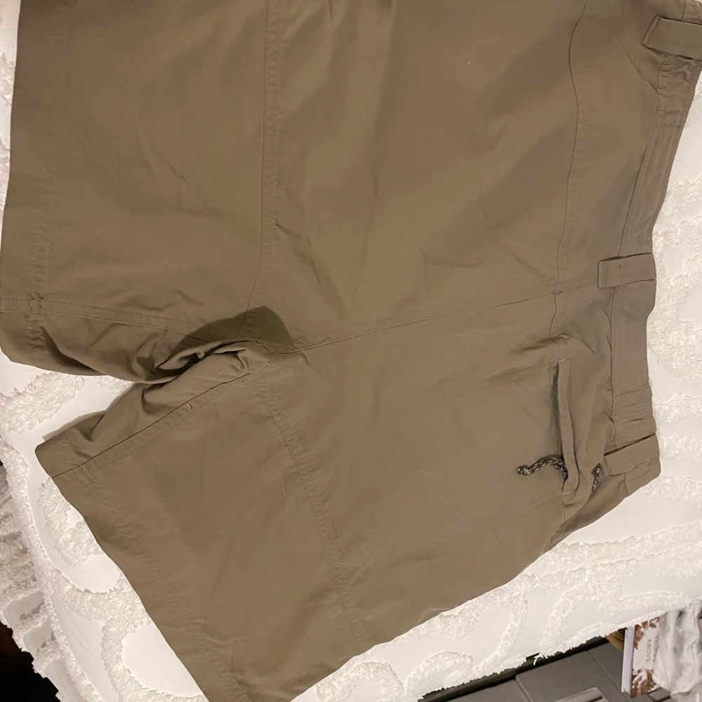 Women’s Columbia Cargo Shorts - Picture 6 of 6